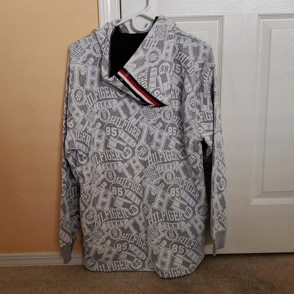 Boys Tommy Hilfiger Hoodie. New With Tag, Size XL , Color Gray. - Picture 2 of 4